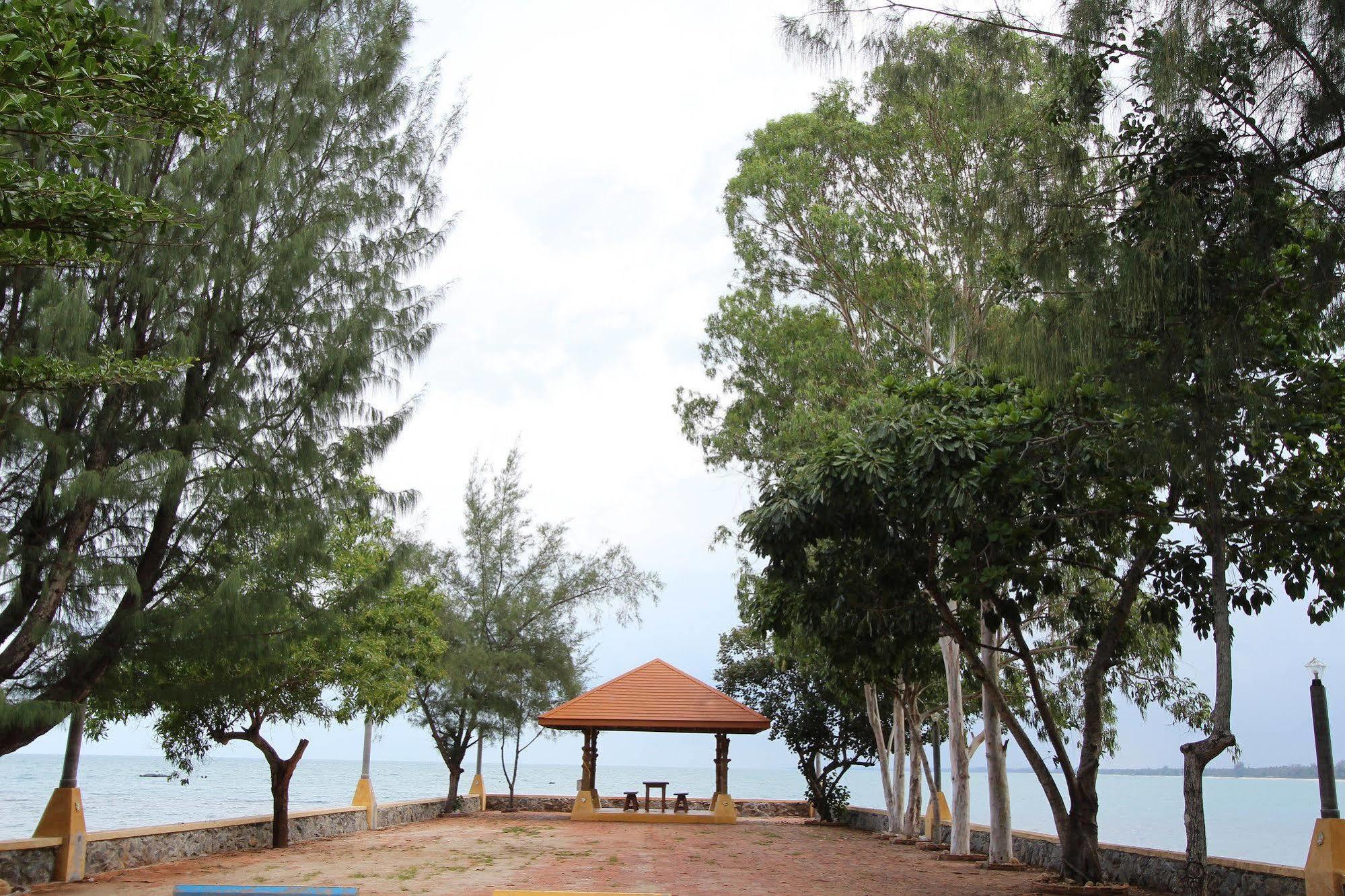 Issara Beach Resort Sichon Exterior foto